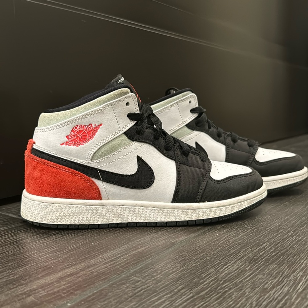 Jordan 1. Worn once. NEW like condition. Authentic.